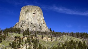 Menyingkap Misteri dari Menjulangnya Devil's Tower di AS