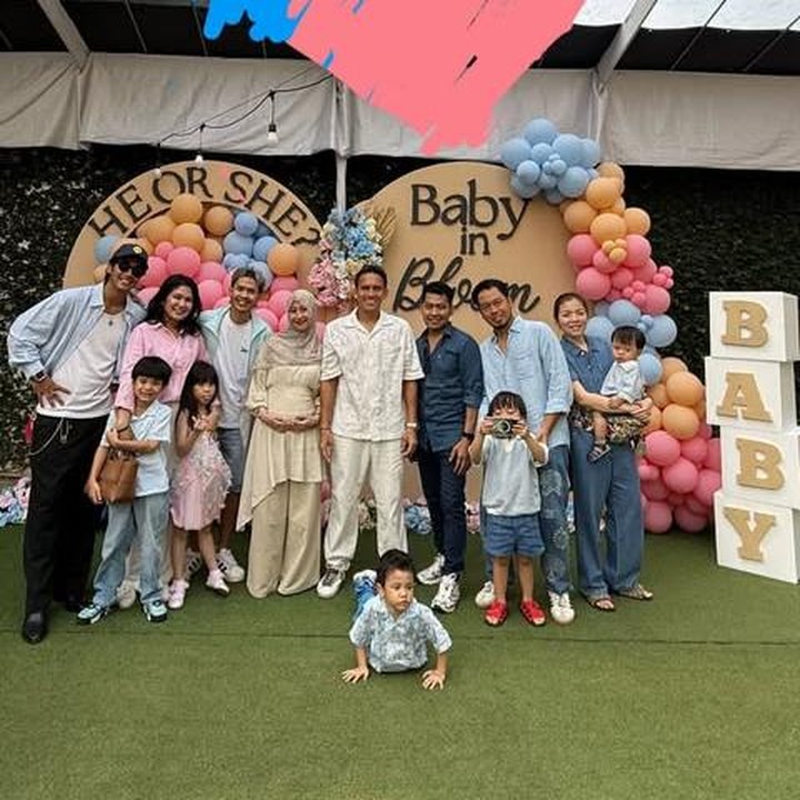 <p>Acara yang berlangsung meriah ini dilakukan tertutup bersama orang-orang terdekat. Di acara ini, para tamu yang hadir mengenakan baju berwarna biru muda dan pink. Mereka diminta untuk menebak jenis kelamin anak pertama Egy dan Adiba melalui warna pakaian yang dikenakan, Bunda. (Foto: Instagram @_ummi_pipik_/ @abidzar73)</p>