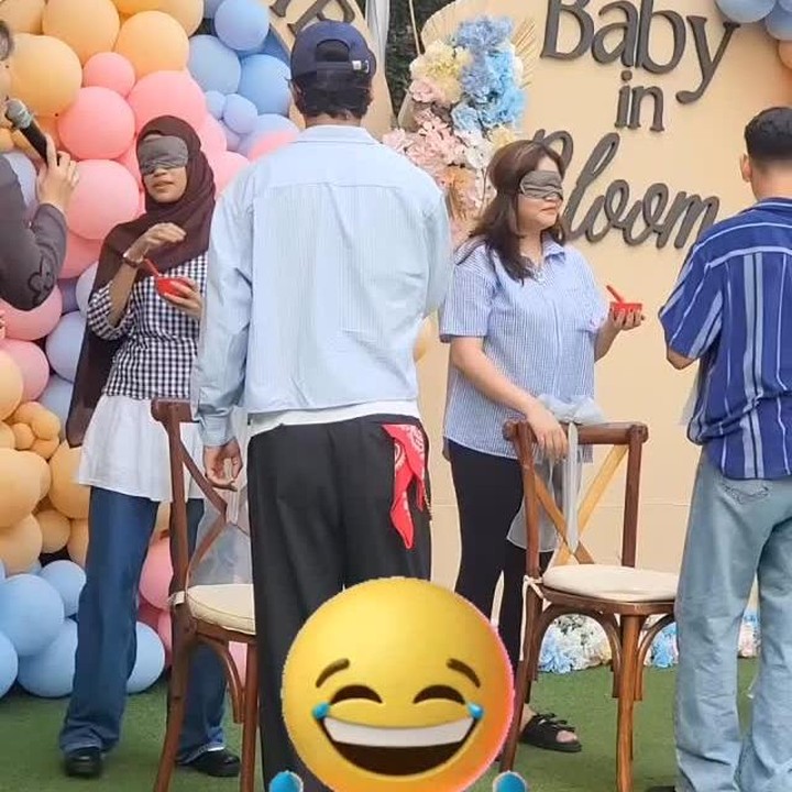 <p>Dalam acara <em>gender reveal</em> ini, Egy dan Adiba juga mengadakan games seru untuk tamu yang hadir. Games ini juga diikuti oleh adik Adiba yang juga aktor, yakni Abidzar Al Ghifari. Melalui unggahan di Instagram, Abidzar banyak membagikan momen spesial <em>gender reveal</em> ini ke publik. (Foto: Instagram @_ummi_pipik_/ @abidzar73)</p>