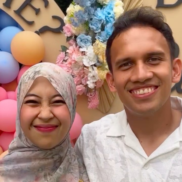 <p>Istri pemain sepak bola Egy Maulana Vikri, Adiba Khanza, tengah hamil anak pertama. Baru-baru ini, Egy dan Adiba mengadakan acara <em>gender reveal</em> kehamilan pertama ini bersama keluarga dan sahabat dekat. (Foto: Instagram @_ummi_pipik_/ @abidzar73)</p>