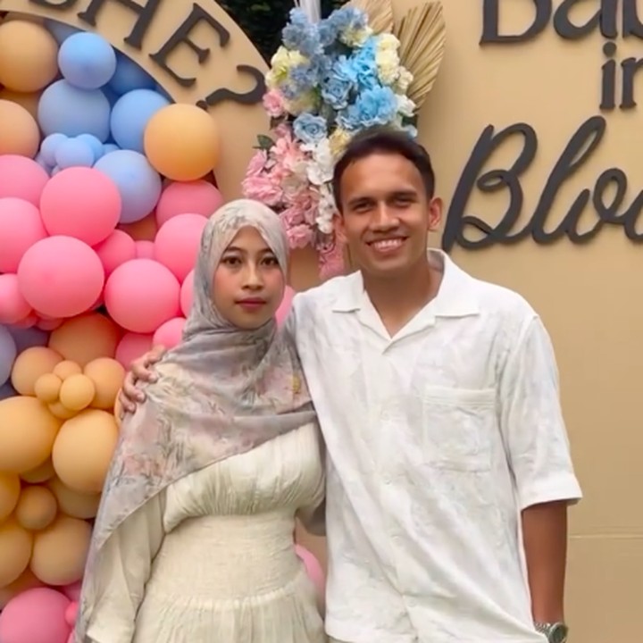 <p>Acara puncak <em>gender reveal</em> dimulai dengan cara yang unik. Egy diberi kesempatan untuk menendang bola. Di dalam bola itu berisi serbuk warna sebagai representasi jenis kelamin anaknya.&nbsp;Setelah ditendang, bola ini mengeluarkan serbuk berwarna pink, yang artinya Adiba dan Egy bakal dikaruniai anak perempuan. (Foto: Instagram @_ummi_pipik_/ @abidzar73)</p>