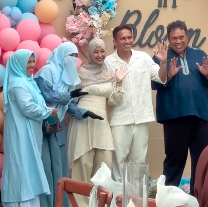 <p>Adiba dan Egy pertama kali mengumumkan kabar kehamilan pertama ini pada awal Agustus di akun Instagram. Dalam potret yang dibagikan, tampak <em>baby bump</em> Adiba sudah terlihat besar, Bunda. "<em>Bismillah, our beautiful blessing is on the way..,</em>" tulis keduanya dalam unggahan ini. (Foto: Instagram @_ummi_pipik_/ @abidzar73)</p>