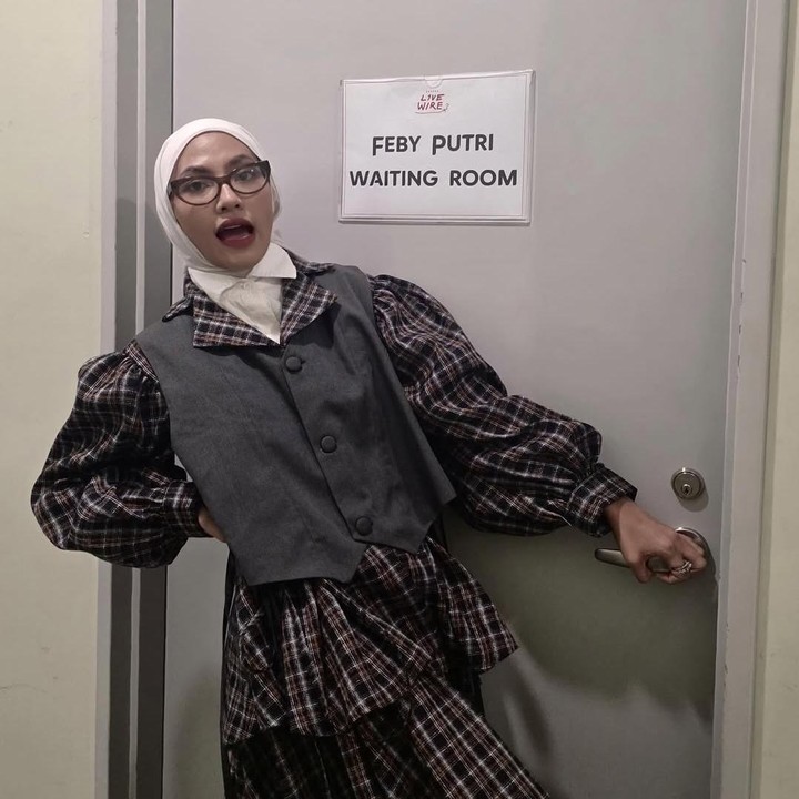<p>Penyanyi Feby Putri belakangan ini tengah berada di Seoul, Korea Selatan. Kunjungannya kali ini bukan hanya untuk liburan, melainkan untuk tampil perdana di TV Korea bersama <em>rapper</em> Korea Selatan ternama, Loco. (Foto: Instagram@fbyputrinc)</p>