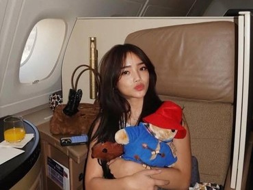 Fuji Jalan-jalan ke Dubai, Inisial Nama di Boneka Bikin Salfok