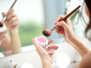 Cuma Punya 2 Menit Buat Blush? Ini Tipe Blush yang Harus Kamu Pilih