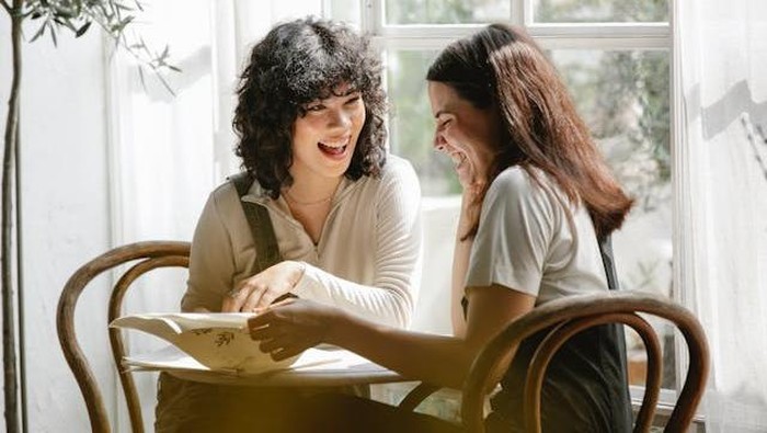 Ilustrasi teman nongkrong bareng / Foto: Pexels.com/Gary Barnes