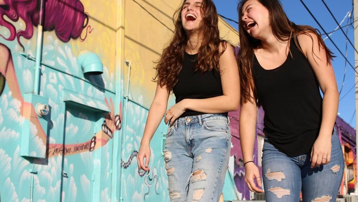 Ilustrasi teman tertawa / Foto: Pexels.com/Savannah Dematteo