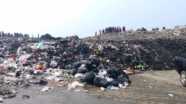 Insiden longsor sampah di tempat pembuangan akhir atau TPA Galuga, Bogor, menewaskan satu operator beko.