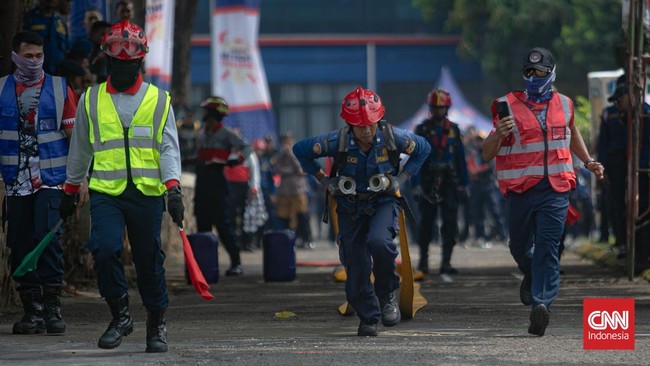 Pendaftar Damkar DKI Capai 20 Ribu Orang, Kuota Cuma 1.000 Pramono bilang sejauh ini sudah ada 20.000 pendaftar lowongan damkar. kuota yang dibutuhkan, total untuk lima wilayah administrasi kota, adalah 1.000.