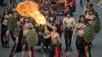 FOTO: Merawat Bumi dan Peradaban di Jember Fashion Carnaval 2025