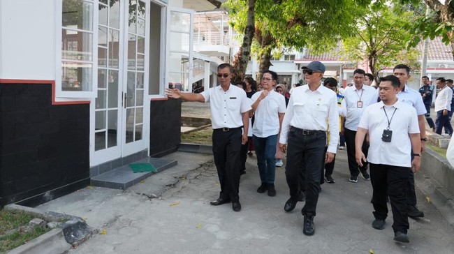 Menteri PU Dody Hanggodo meninjau Sekolah Rakyat di Bantul untuk memastikan fasilitas pendidikan yang optimal, nyaman, dan bersih bagi siswa.