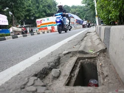 Viral 2 Remaja Curi Besi Penutup Air di Matraman Jaktim, Polisi Selidiki