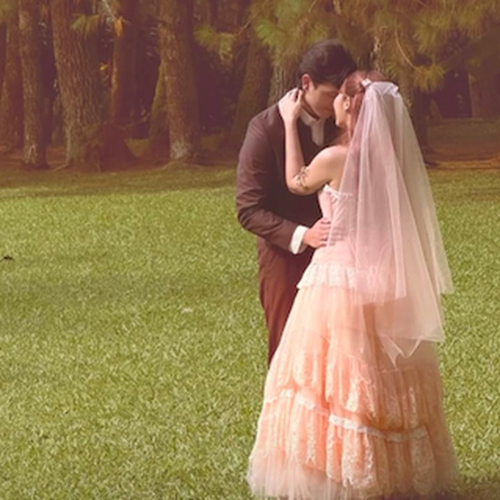 <p>Resepsi pernikahan Nadin dan Faishal menjadi sorotan publik. Keduanya mengadakan resepsi romantis di area <em>outdoor</em> dengan konsep <em>garden party</em> bak di negeri dongeng. (Foto: Instagram @cakecaine)</p>