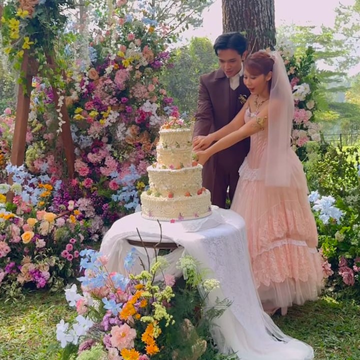 <p>Di pesta resepsi ini, Nadin dan Faishal tak lupa merayakan pernikahan dengan memotong kue bersama. Seperti konsep pernikahan, Nadin dan Faishal juga menyiapkan kue spesial yang dihiasi bunga serta buah-buahan segar. (Foto: Instagram @cakecaine)</p>