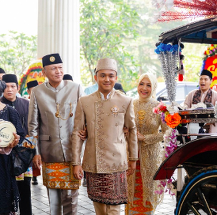 <p>Mulai dari dekorasi hingga rangkaian acara sangat kental dengan budaya Betawi. Prosesi kedatangan mempelai pria yang naik delman bersama kedua orang tuanya pun diiringi tanjidor dan marawis. (Foto: Instagram @fcgweddings)</p>
