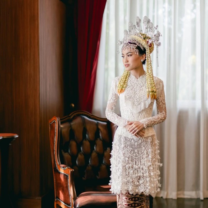 <p>Kabar bahagia datang dari keluarga artis Alya Rohali yang baru saja mengadakan pernikahan putri sulungnya, Namira Adjani, dengan pria bernama Auditya Faiz Putra pada Minggu (10/8/2025). (Foto: Instagram@fcgweddings)</p>