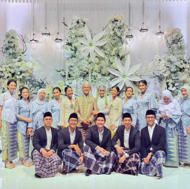 <p>Momen pernikahan itu dibagikan langsung melalui foto dan video yang diunggah di media sosial. Dari beberapa <em>postingan</em>&nbsp;tersebut, diketahui Namira dan sang suami mengusung adat Betawi untuk pernikahannya. (Foto: Instagram@alikaislamadina)</p>