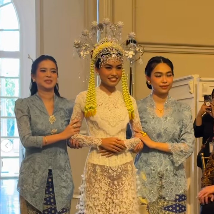 <p>Lantaran sudah menjalin hubungan cukup lama dengan Auditya, sejak duduk di bangku SMA, Namira terlihat tak bisa menyembunyikan perasaan&nbsp;bahagia saat berjalan menghampiri pria pujaan hatinya. (Foto: Instagram@alikaislamadina)</p>
