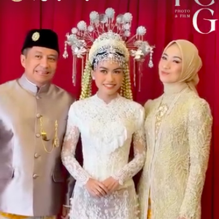 <p>Sementara itu, Namira yang ditemani sang bunda tampil memesona mengenakan kebaya pengantin khas Betawi berwarna putih yang dilengkapi dengan hiasan kepala, yakni siangko. Baju adat ini adalah rancangan fashion designer Didiet Maulana. (Foto: Instagram@arohali)</p>
