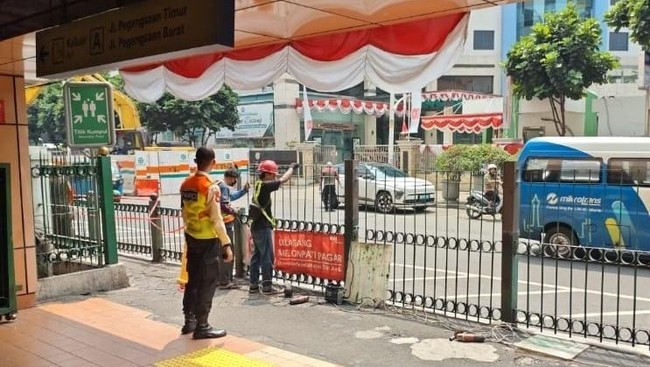 Pagar pembatas di Stasiun Cikini Jakarta rampung ditinggikan gara-gara sering dilompati oleh pengguna KRL nan hendak menyeberang jalan.