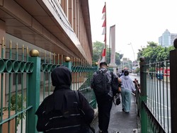 Warga Usul Pagar Stasiun Cikini Dicopot Lalu Diganti Lampu Merah