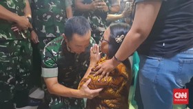 Ibu Prada Lucky Nangis Berlutut Memohon Keadilan ke Pangdam Udayana