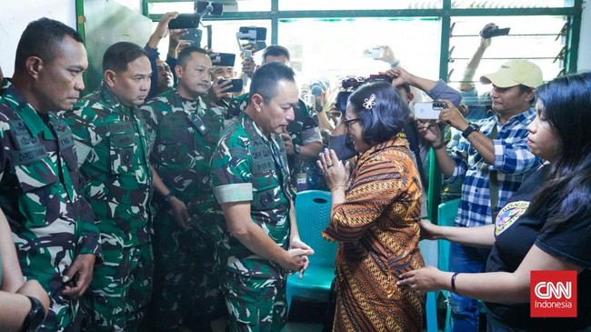 Keluarga Prada Lucky, prajurit TNI yang tewas diduga akibat penganiayaan, mendesak transparansi dalam proses hukum terhadap pelaku.