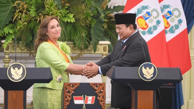 Presiden Prabowo menganugerahkan tanda kehormatan Bintang RI Adipurna kepada Presiden Peru Dina Boluarte sebagai balasan telah mendapat penghargaan serupa.