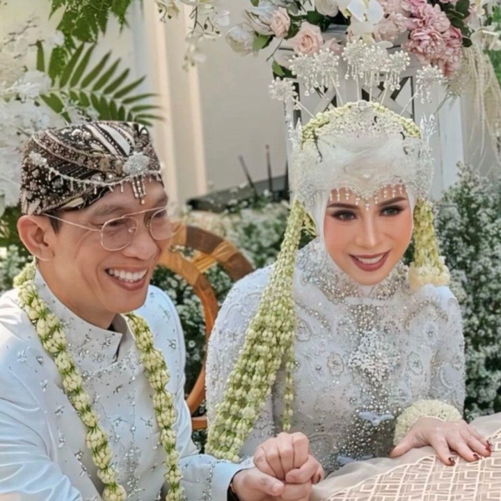 <p>Melly dan Anto menggelar sebuah resepsi yang dihadiri sejumlah rekan artis dan para pesohor, pada Minggu 10 Agustus 2025. Pasangan ini tampil bak pengantin baru dalam balutan busana adat Sunda. (Foto: Instagram @melly_goeslaw)</p>