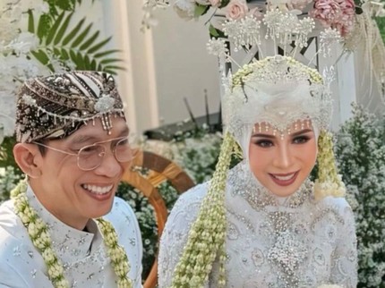 Rayakan Wedding Anniversary ke-30, Melly Goeslaw Gelar Resepsi Pernikahan Usung Adat Sunda