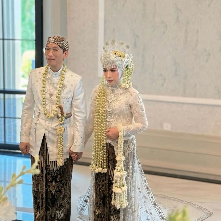 <p>Setelah membina rumah tangga selama 30 tahun, Melly Goeslaw dan Anto Hoed baru saja merayakan ulang tahun pernikahannya dengan cara yang terbilang unik. Seperti yang banyak publik ketahui, pasangan yang menikah pada tahun 1995 ini telah dikaruniai dua anak yang kini sudah beranjak dewasa, Bunda. (Foto: Instagram @melly_goeslaw)</p>