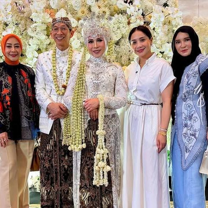 <p>Ucapan hangat mengalir dari berbagai pihak, salah satunya datang dari akun Instagram <em>@raffinagita</em> yang menulis, "Selamat Ulang Tahun Pernikahan ke-30 <em>@melly_goeslaw</em> &amp; <em>@antohhoed</em>. Barakallah untuk hari istimewa ini. Semoga selalu langgeng, harmonis, dan saling membahagiakan sampai tua nanti." (Foto: Instagram @melly_goeslaw)</p>