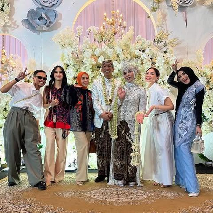 <p>Momen ulang tahun pernikahan mereka jadi bukti kalau cinta dan komitmen bisa membawa keduanya melewati segala rintangan, Bunda. Melly dan Anto kerap menjadi inspirasi buat para pasangan yang ingin rumah tangganya awet dan harmonis. (Foto: Instagram @melly_goeslaw)</p>
