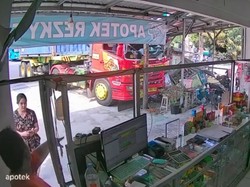 Truk Hino Seruduk Mobil dan 2 Gerobak Saat Sopir Tertidur-Rem Bocor