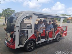 Turis-turis Asing Antusias Coba Bus Listrik di Sanur
