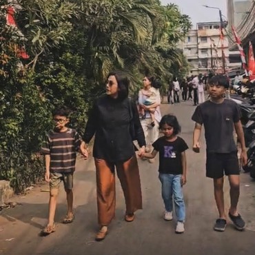 Gaya Sri Mulyani Jajan di Blok M Bareng Cucu Saat Akhir Pekan