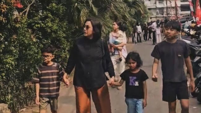 Gaya Sri Mulyani Jajan di Blok M Bareng Cucu Saat Akhir Pekan