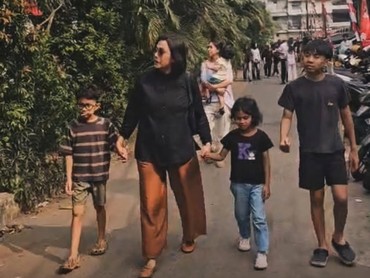 Gaya Sri Mulyani Jajan di Blok M Bareng Cucu Saat Akhir Pekan