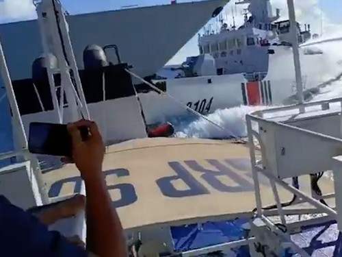 VIDEO: Kejar Kapal Filipina, Kapal AL & Coast Guard China Tabrakan