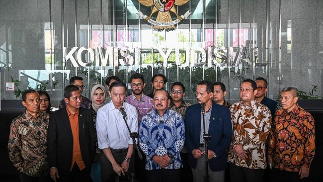 Komisi Yudisial sudah selesai memeriksa tiga majelis hakim di kasus korupsi penyelewengan izin impor gula eks Menteri Perdagangan Tom Lembong.
