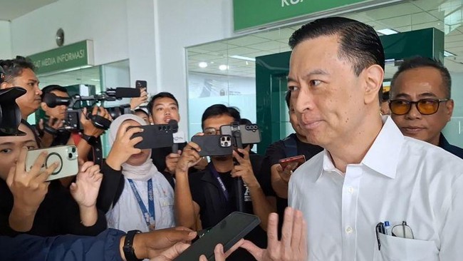 Mantan Menteri Perdagangan Tom Lembong memenuhi undangan Komisi Yudisial (KY) terkait laporan terhadap tiga hakim yang menyidangkan perkaranya.