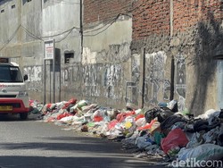 Sampah Terus Menumpuk Meski Diawasi CCTV, Warga Pakis Harap Sanksi Tegas