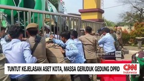 VIDEO: Tuntut Kejelasan Aset Kota, Massa Geruduk Gedung DPRD Serang