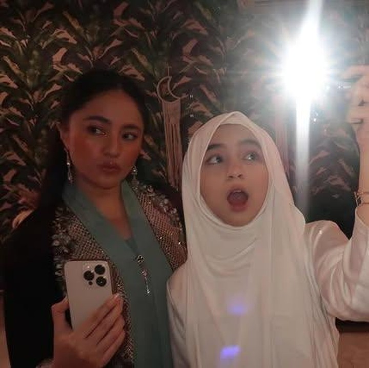 <p>Melalui akun Instagram pribadinya, Sienna membagikan momen manis bersama sang Bunda. Tak ketinggalan pula, Sienna menuliskan surat ulang tahun khusus untuk sang Bunda. &ldquo;Hai Ibu!! Selamat ulang tahun untuk ibuku, sahabat terbaikku, belahan jiwaku, dan keluargaku,&rdquo; tulis Sienna lewat unggahan Instagramnya, Minggu (10/08/2025). (Foto: Instagram @kasyaznna)</p>