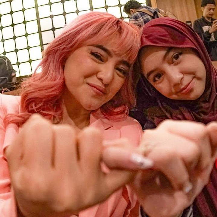 <p>Sienna juga menyebut jika sang Bunda adalah sosok yang selalu membuatnya merasa aman dan diterima apa adanya. &ldquo;Kamulah yang melahirkanku, orang yang paling membuatku nyaman karena kamu tidak pernah menghakimi dengan kasar, kamu penuh inisiatif, manis, dan pengertian,&rdquo; tulis Sienna. (Foto: Instagram @marshanda99)</p>