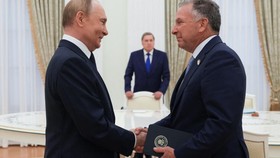 Putin Beri Medali buat Putra Pejabat CIA yang Tewas Bela Rusia