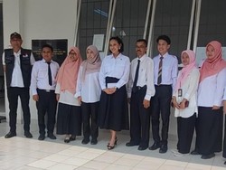 Wamensos-Wamen P2MI Cek Sekolah Rakyat di Jaktim, Bagikan Roti-Susu ke Siswa