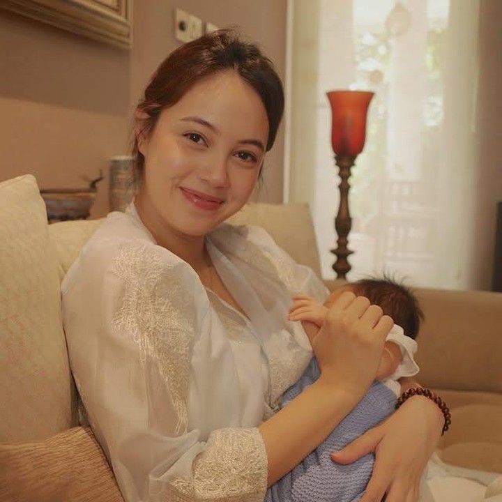 <p>Sebagai wujud rasa syukur atas kelahiran anak pertamanya, Anggika dan Omar menggelar acara akikah yang berlangsung khidmat dan sederhana. Momen spesial ini mereka bagikan melalui unggahan di Instagram pribadinya. (Foto: Instagram @anggikabolsterli)</p>