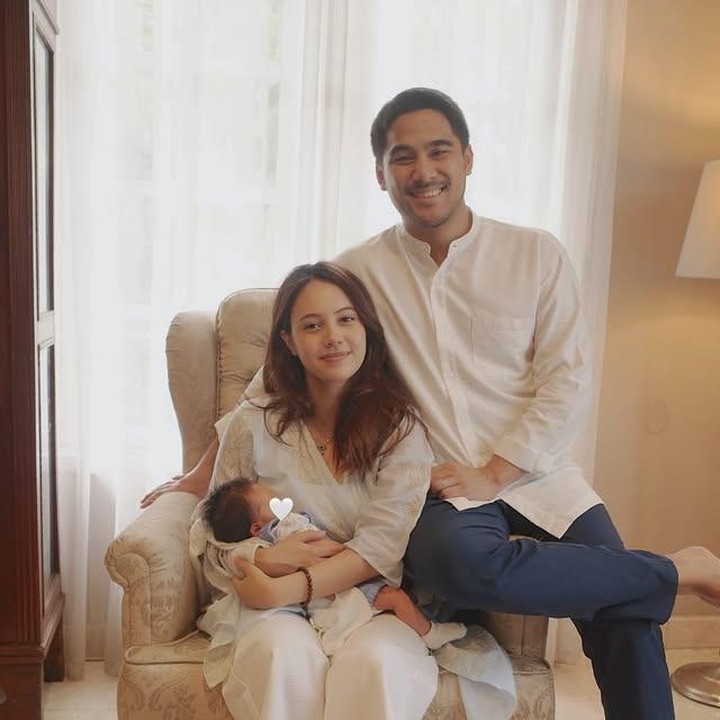 <p>Kehidupan rumah tangga Anggika Bolsterli bersama sang suami, Omar Armandiego, selalu terlihat harmonis dan penuh kebahagiaan. Setelah resmi menikah pada 13 Agustus 2024, pasangan ini kini telah dikaruniai seorang putra bernama Arya Emil Soeharto, yang lahir pada 30 Juli 2025, Bunda. (Foto: Instagram @anggikabolsterli)</p>