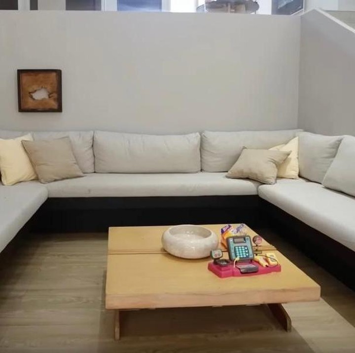 <p>Tak hanya itu, bagian ruang tamu Pinkan tampak modern minimalis dengan dominasi warna <em>cream</em>, Bunda. Nuansa ruang tamunya pun tampak hangat dengan sofa lebar yang mengelilingi ruangan. (Foto: YouTube @AttaHalilintar)</p>